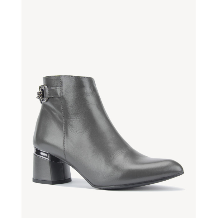 Popielate botki z łańcuchem