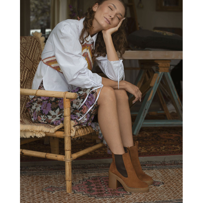 Brązowe botki na obcasie ze skóry welurowej BOTIMO