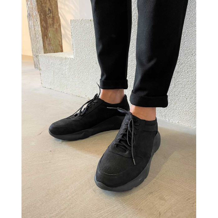 Czarne sneakersy na wysokiej podeszwie