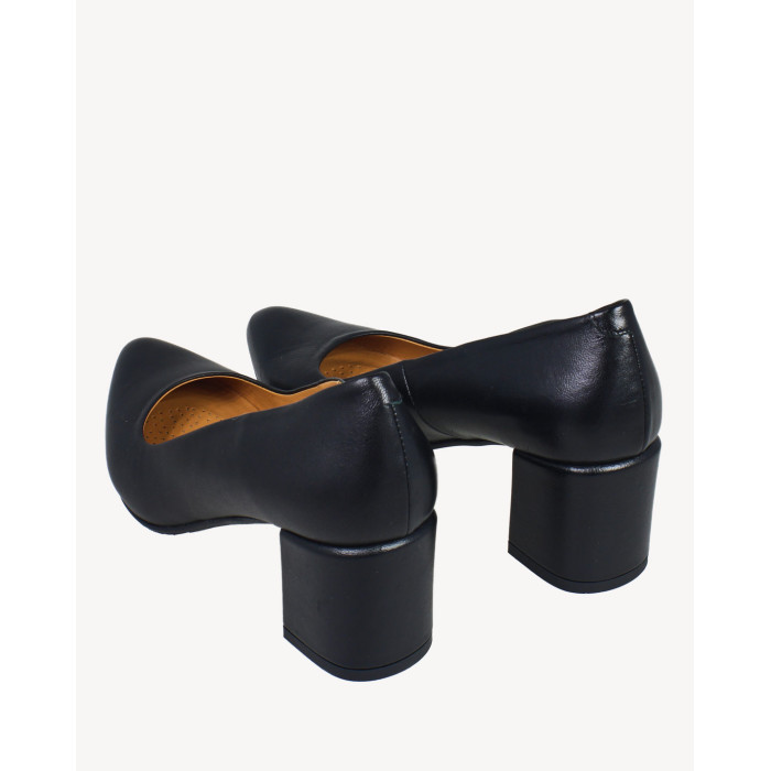 Black heeled pumps