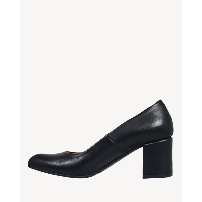 Black heeled pumps
