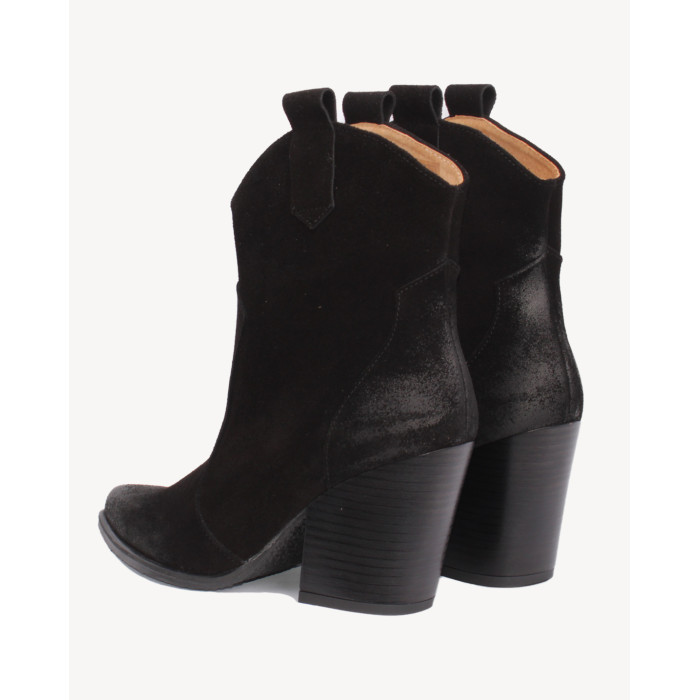 Czarne kowbojki na klocku