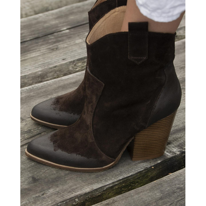 Brązowe kowbojki na klocku