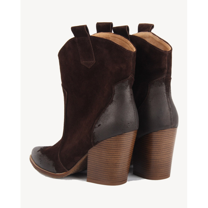 Brązowe kowbojki na klocku