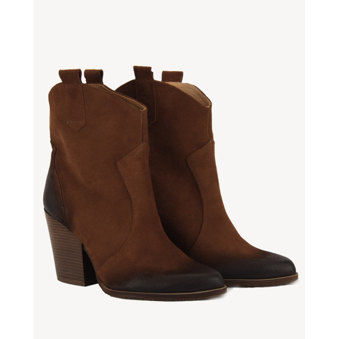 Brązowe kowbojki na klocku