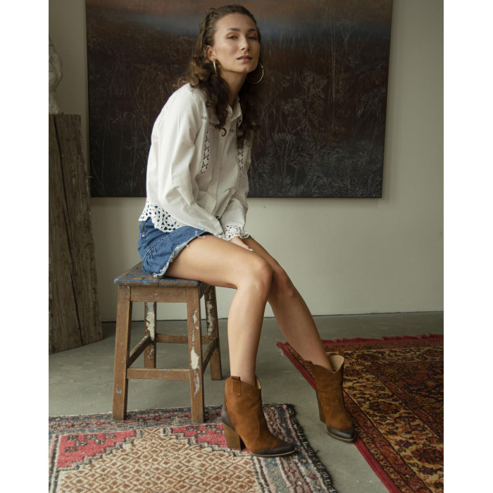 Brązowe kowbojki na klocku