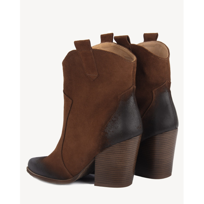 Brązowe kowbojki na klocku