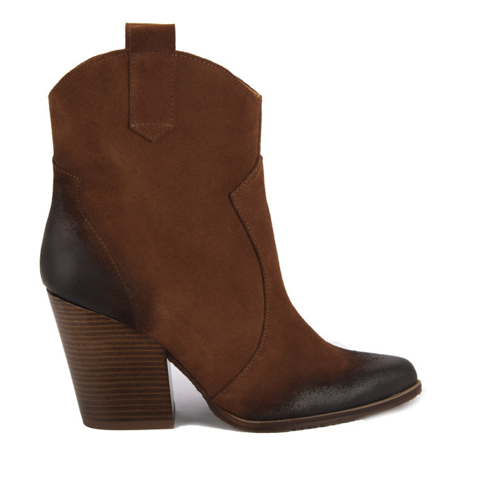 Brązowe kowbojki na klocku