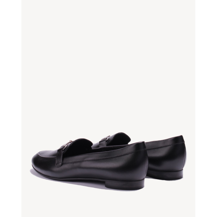 Czarne mokasyny skórzane z ozdobną klamrą