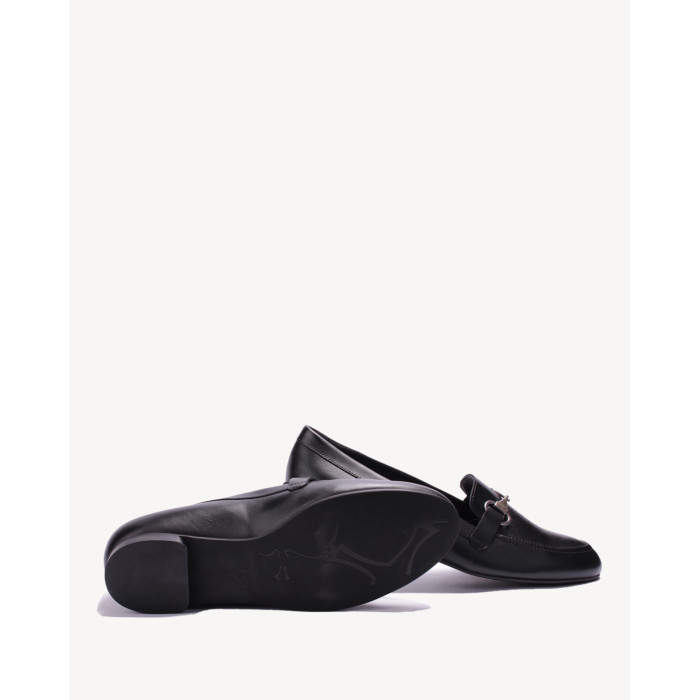 Czarne mokasyny skórzane z ozdobną klamrą