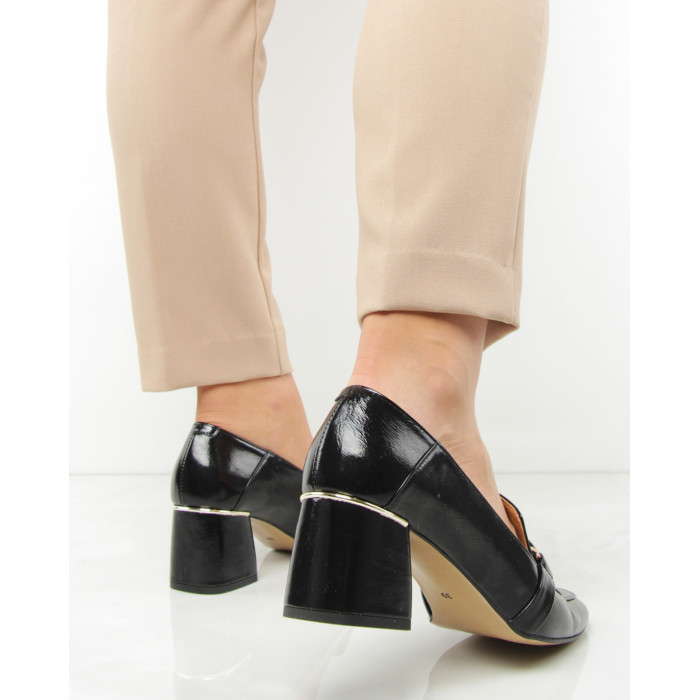 Czarne mokasyny na obcasie lakierowane