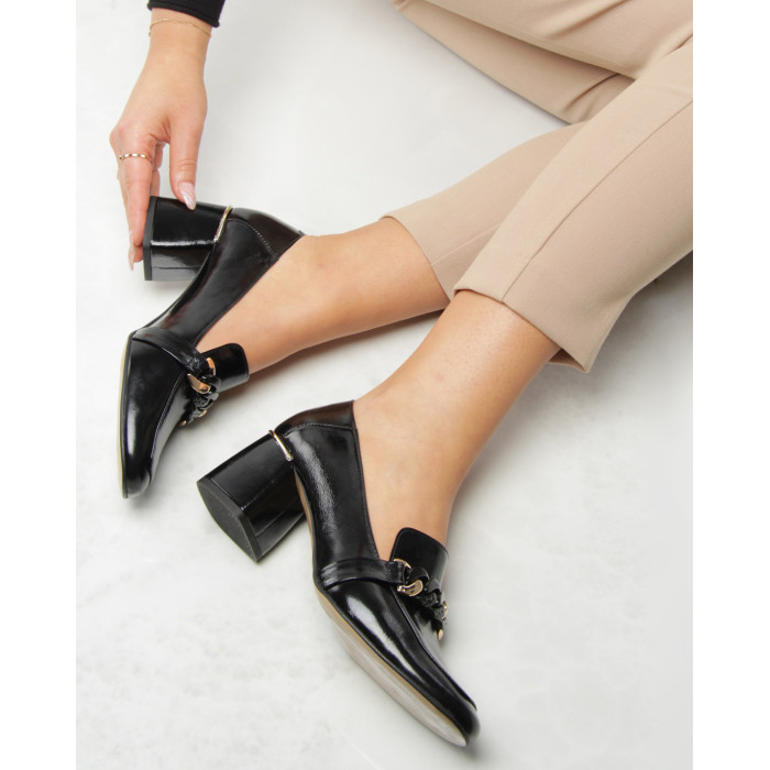 Czarne mokasyny na obcasie lakierowane