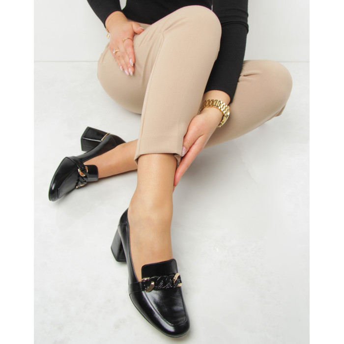 Czarne mokasyny na obcasie lakierowane