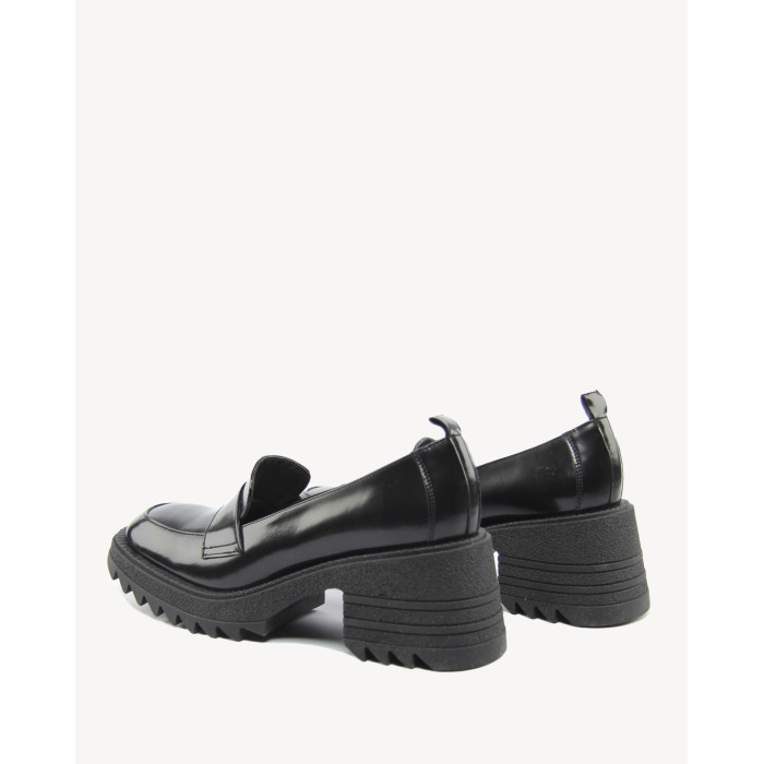 Czarne mokasyny na obcasie lakierowane