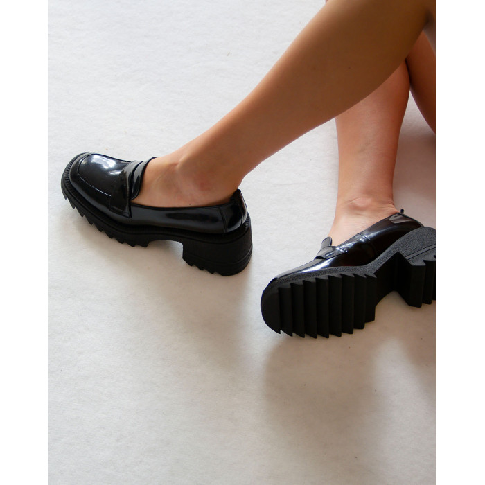Czarne mokasyny na obcasie lakierowane