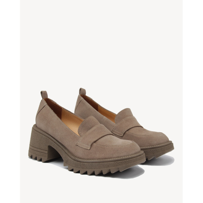 Beżowe mokasyny na obcasie welurowe