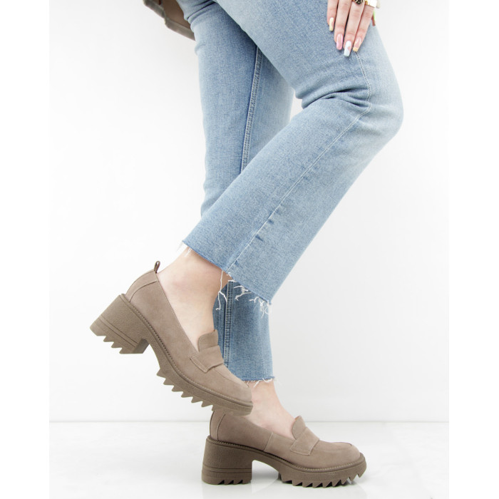 Beżowe mokasyny na obcasie welurowe