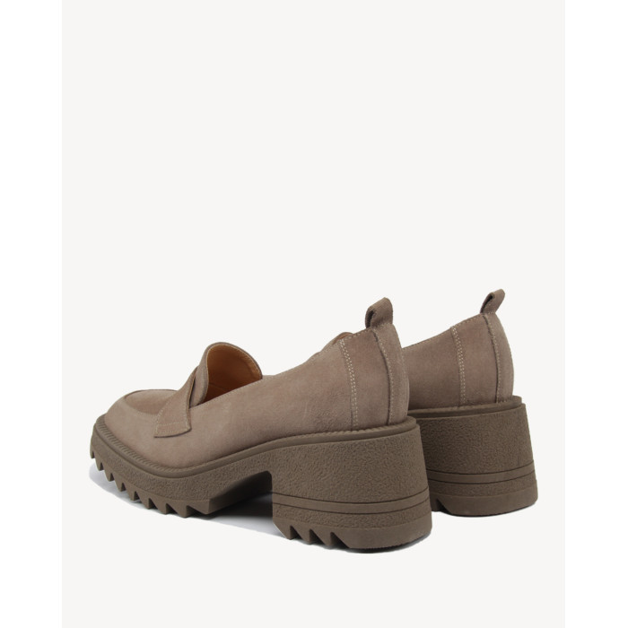 Beżowe mokasyny na obcasie welurowe