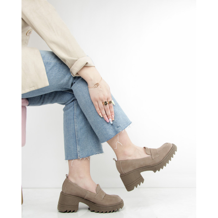 Beżowe mokasyny na obcasie welurowe