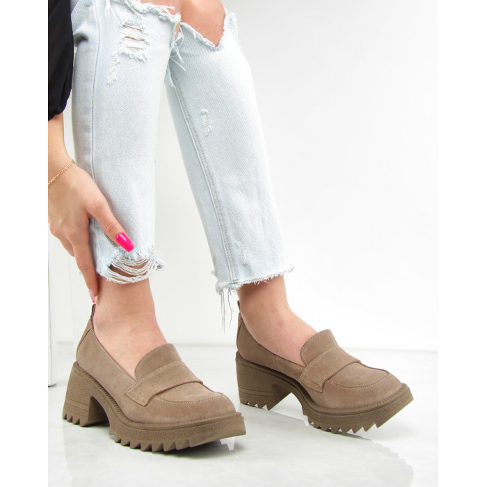 Beżowe mokasyny na obcasie welurowe