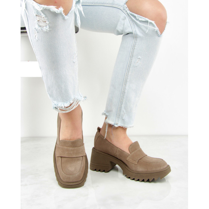 Beżowe mokasyny na obcasie welurowe