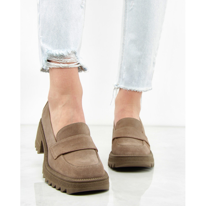 Beżowe mokasyny na obcasie welurowe