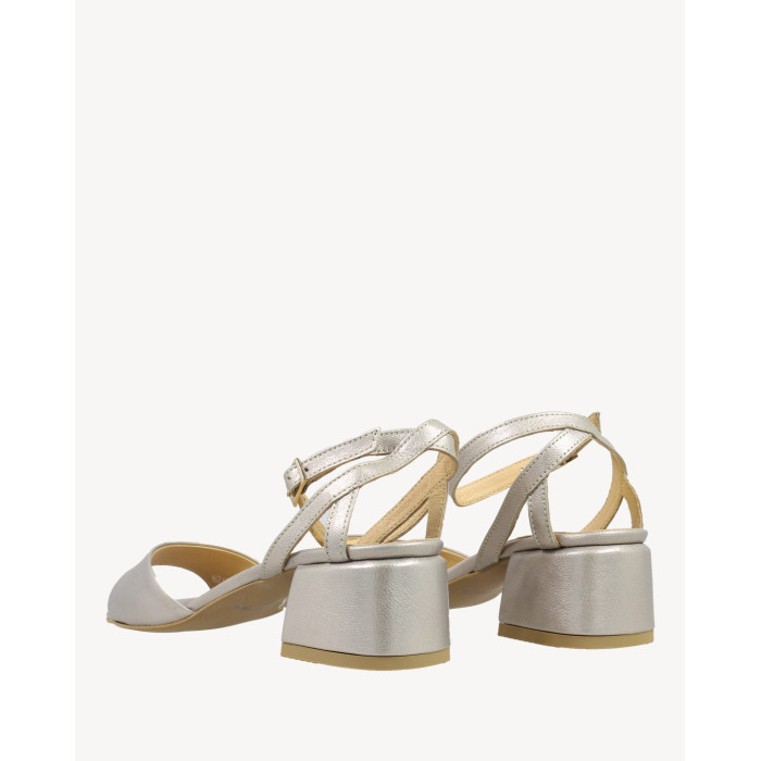 Gold sandals with 3cm heel