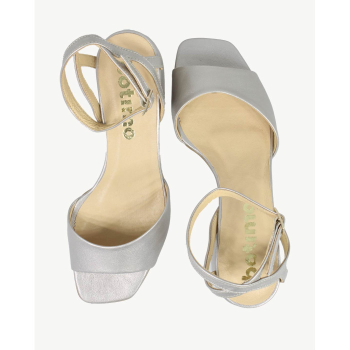 Gold sandals with 3cm heel