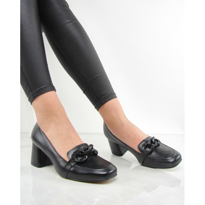 Czarne mokasyny z łańcuszkiem