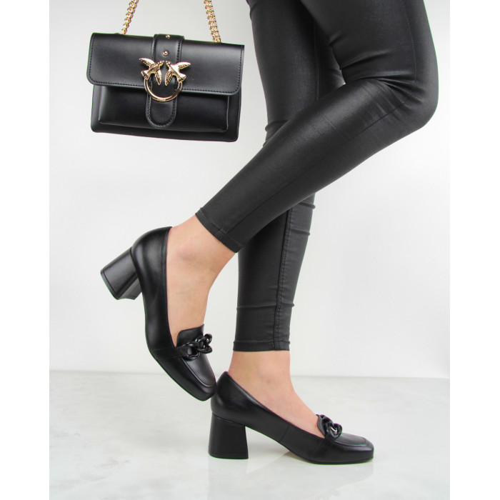 Czarne mokasyny z łańcuszkiem