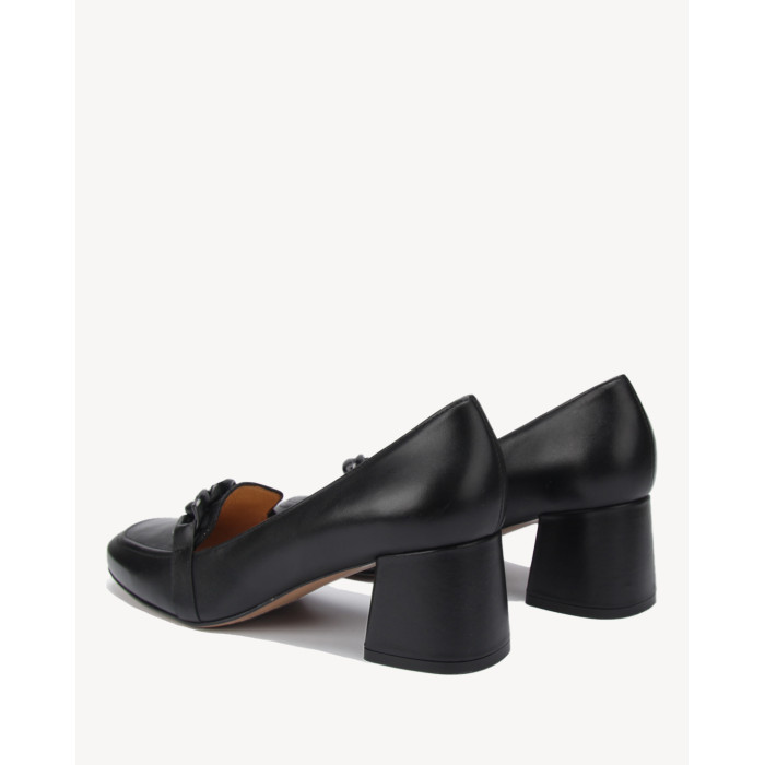 Czarne mokasyny z łańcuszkiem