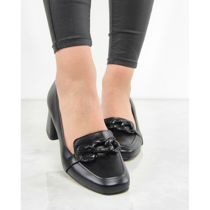Czarne mokasyny z łańcuszkiem