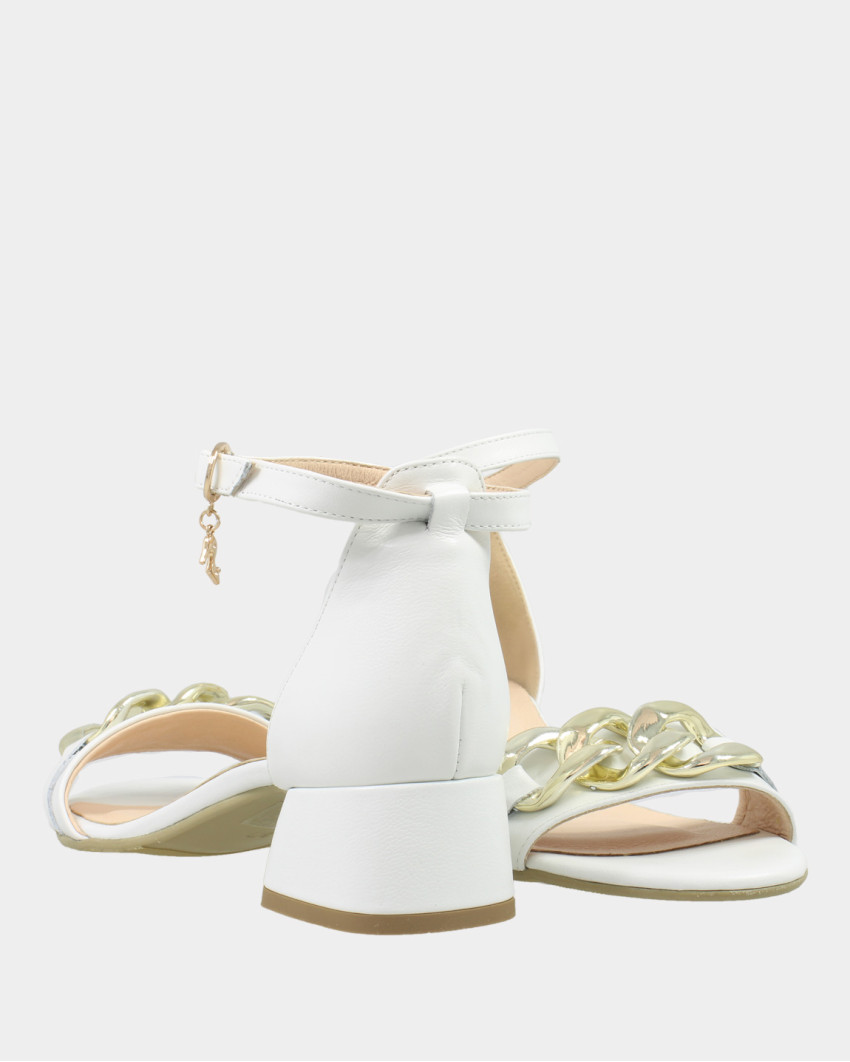 Białe sandały z ozdobnym łańcuchem skóra lico
