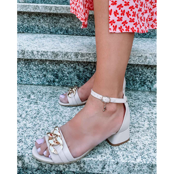 Pink sandals with decorative chain grain leather