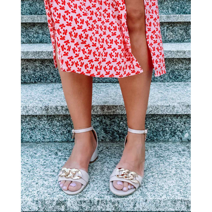 Pink sandals with decorative chain grain leather