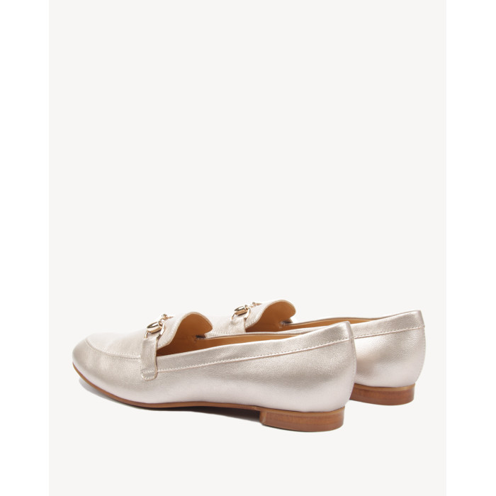 Złote mokasyny skórzane z ozdobną klamrą