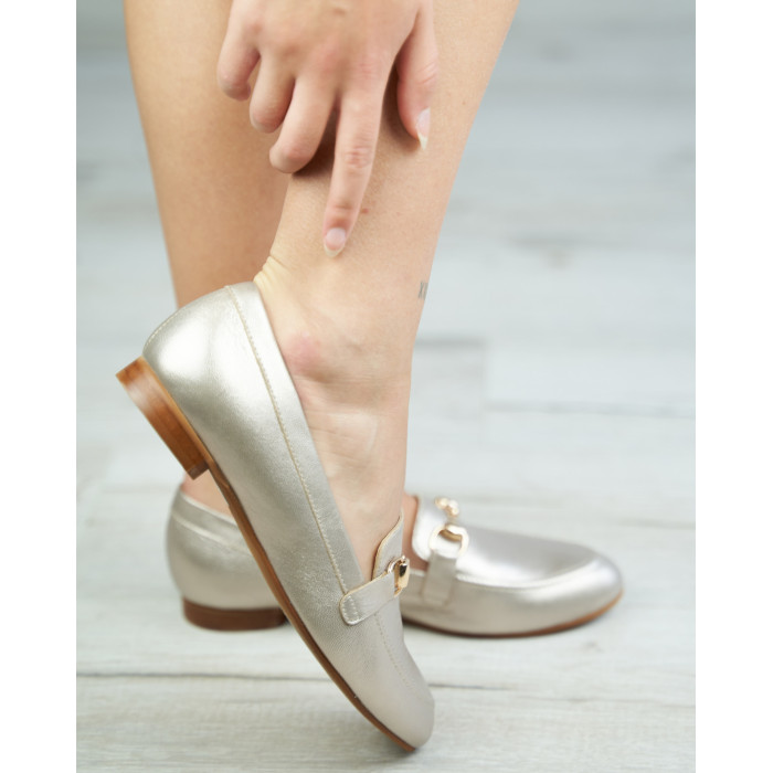 Złote mokasyny skórzane z ozdobną klamrą