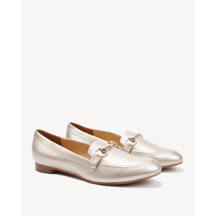 Złote mokasyny skórzane z ozdobną klamrą