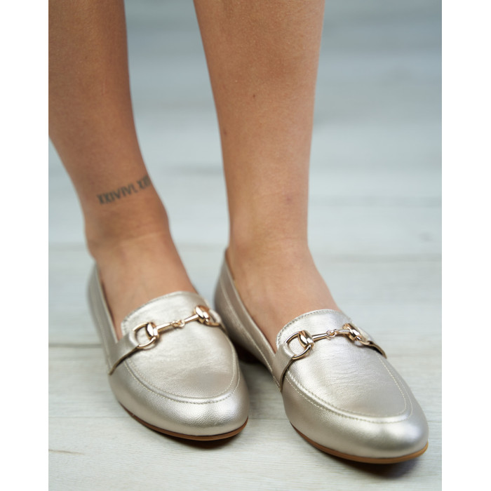 Złote mokasyny skórzane z ozdobną klamrą