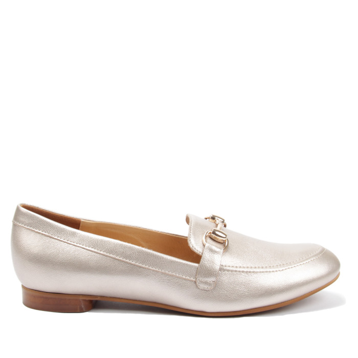 Złote mokasyny skórzane z ozdobną klamrą