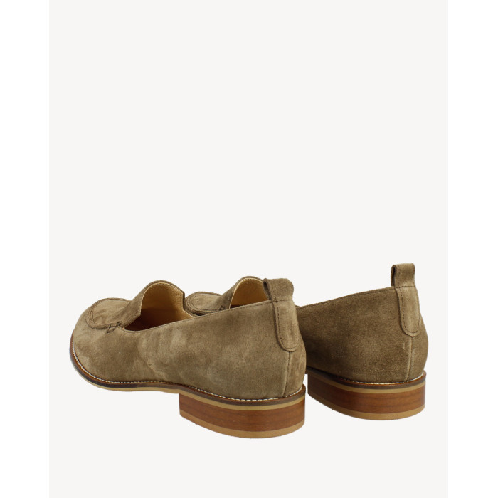 Brązowe mokasyny welurowe na 2,5 cm obcasie