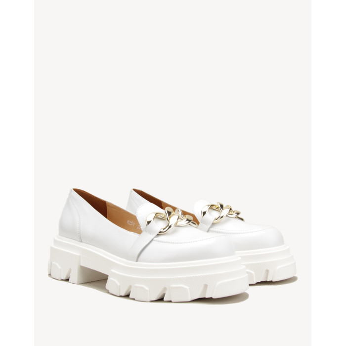 White moccasins on 2,5 cm platform