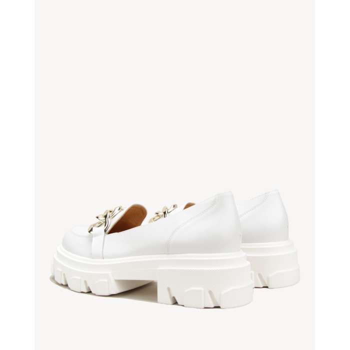 White moccasins on 2,5 cm platform