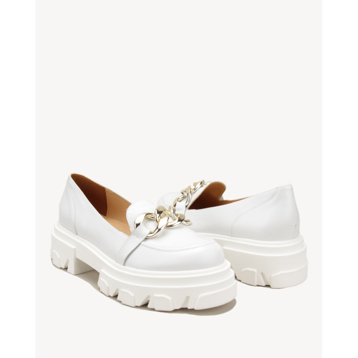 White moccasins on 2,5 cm platform