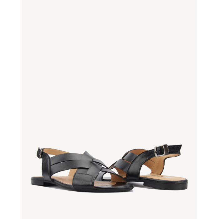 Czarne klapki na płaskiej podeszwie