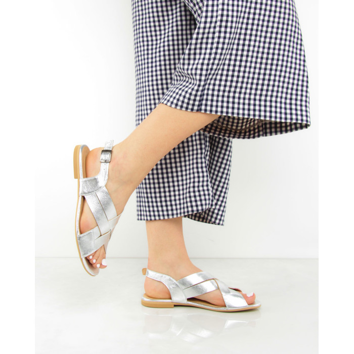 Srebrne klapki na płaskiej podeszwie
