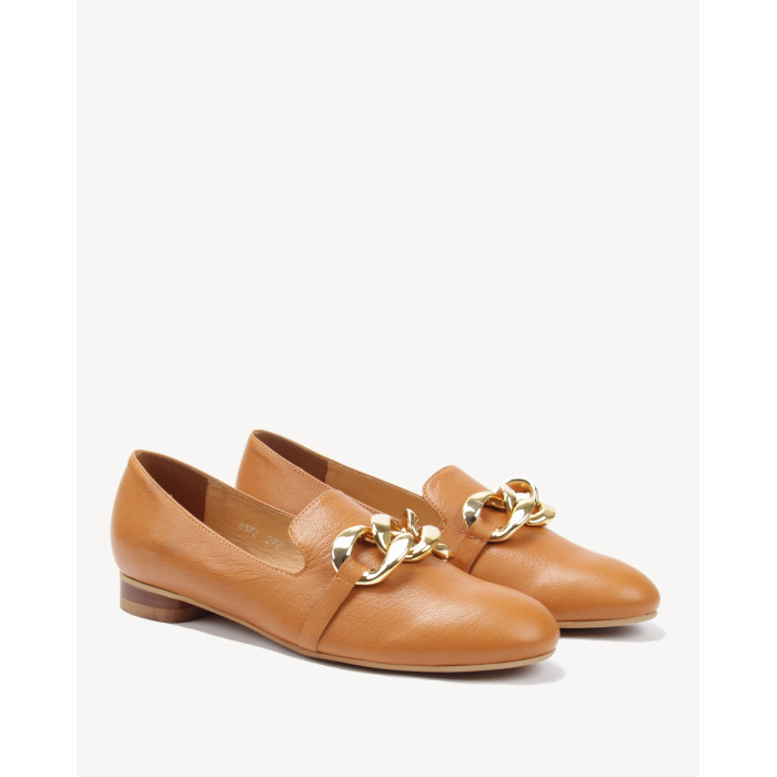 Rude mokasyny z ozdobnym łańcuchem