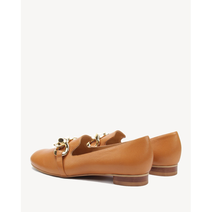 Rude mokasyny z ozdobnym łańcuchem