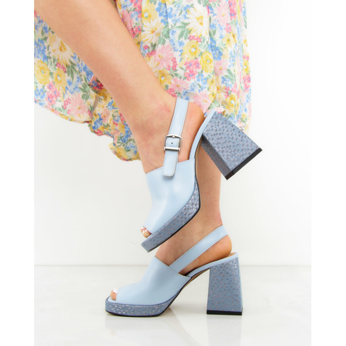 Niebieskie sandały na obcasie