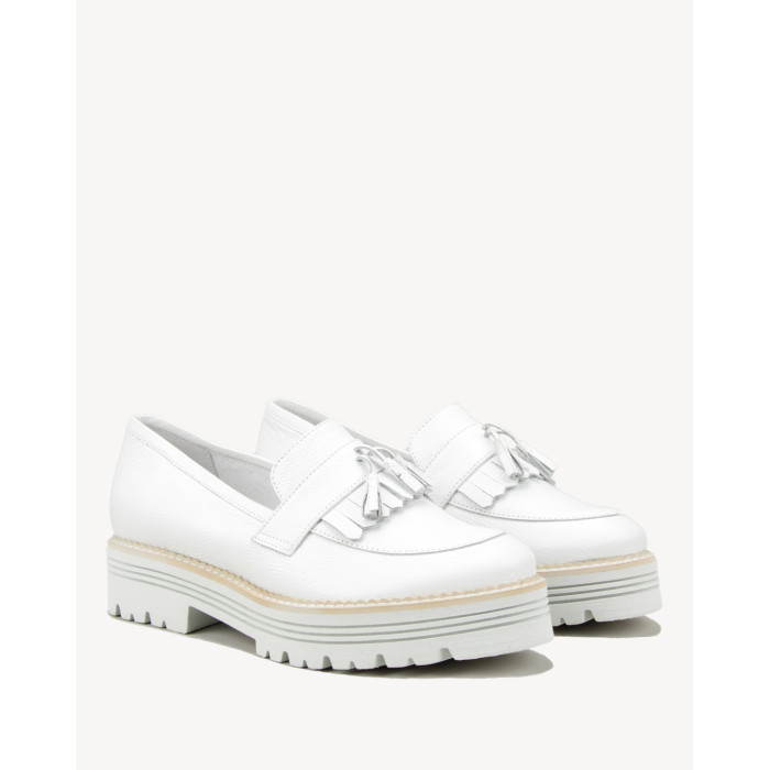 Białe mokasyny z ozdobnym frędzlem